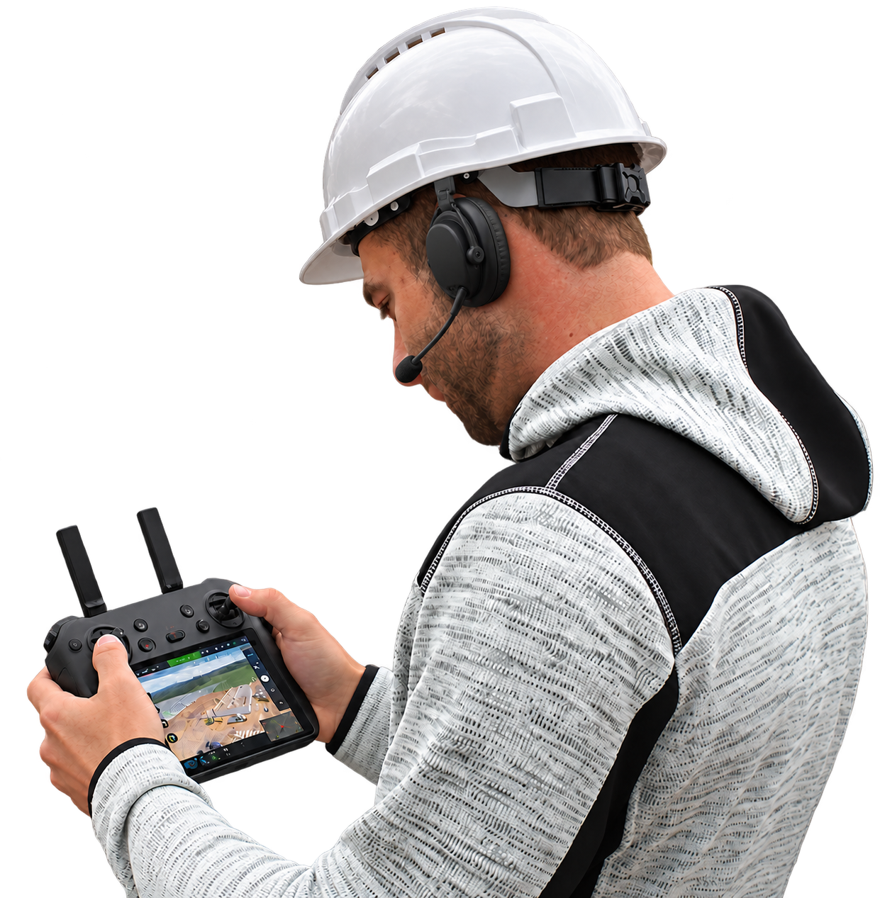 Drohnenpilot mit Schutzhelm, Headset und Fernsteuerung