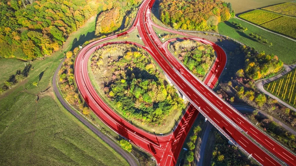 Luftaufnahme einer Straßenanlage in herbstlicher Landschaft