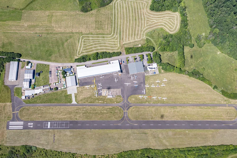 Flugplatz aus der Luft in Top-Down-Perspektive