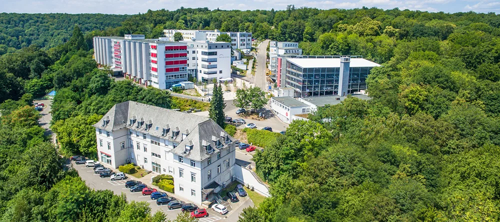 Gebäudekomplex und Campus aus der Luft