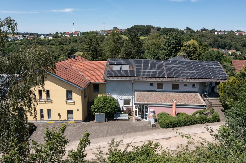 Wohn- und Gewerbeimmobilie mit Photovoltaikanlage aus der Luft