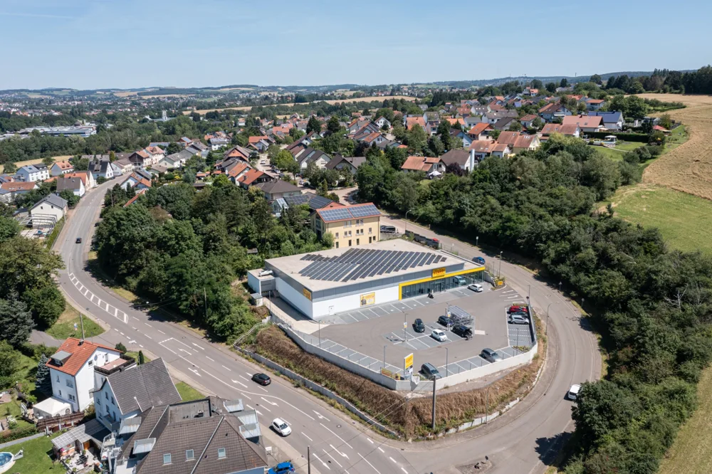Luftaufnahme eines Gewerbestandortes im Saarland