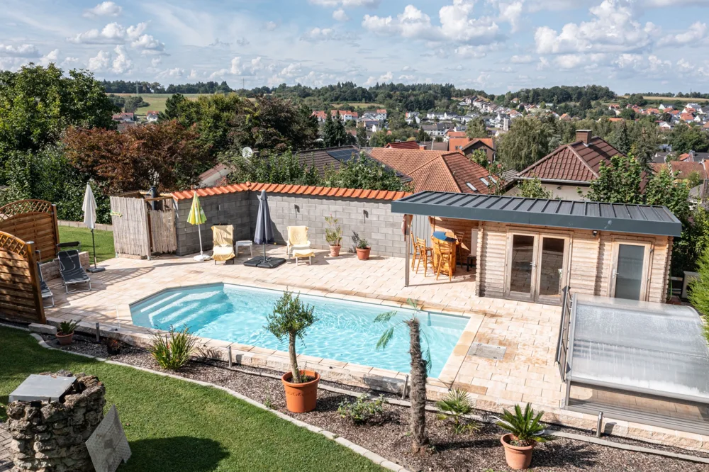 Immobilie mit Pool und Garten aus der Luft