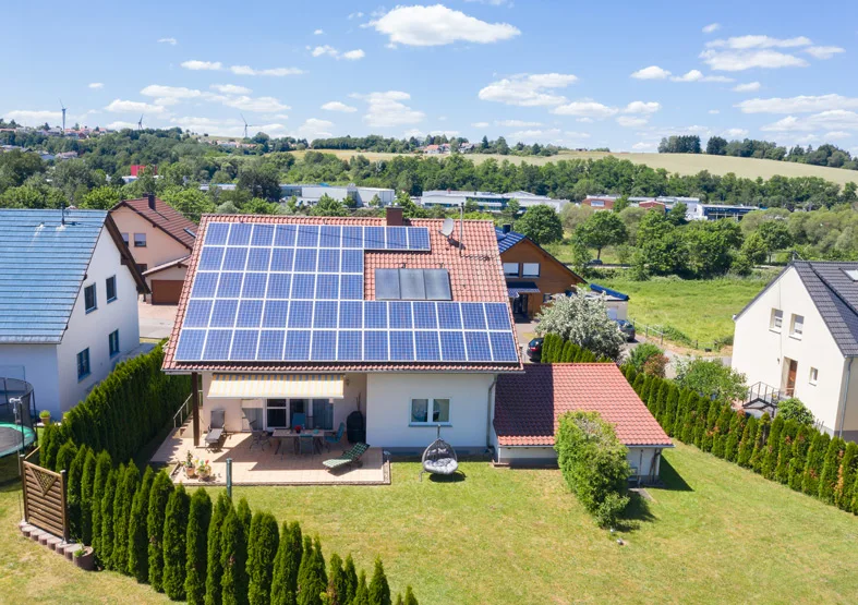 Wohnhaus mit Photovoltaikanlage aus der Luft